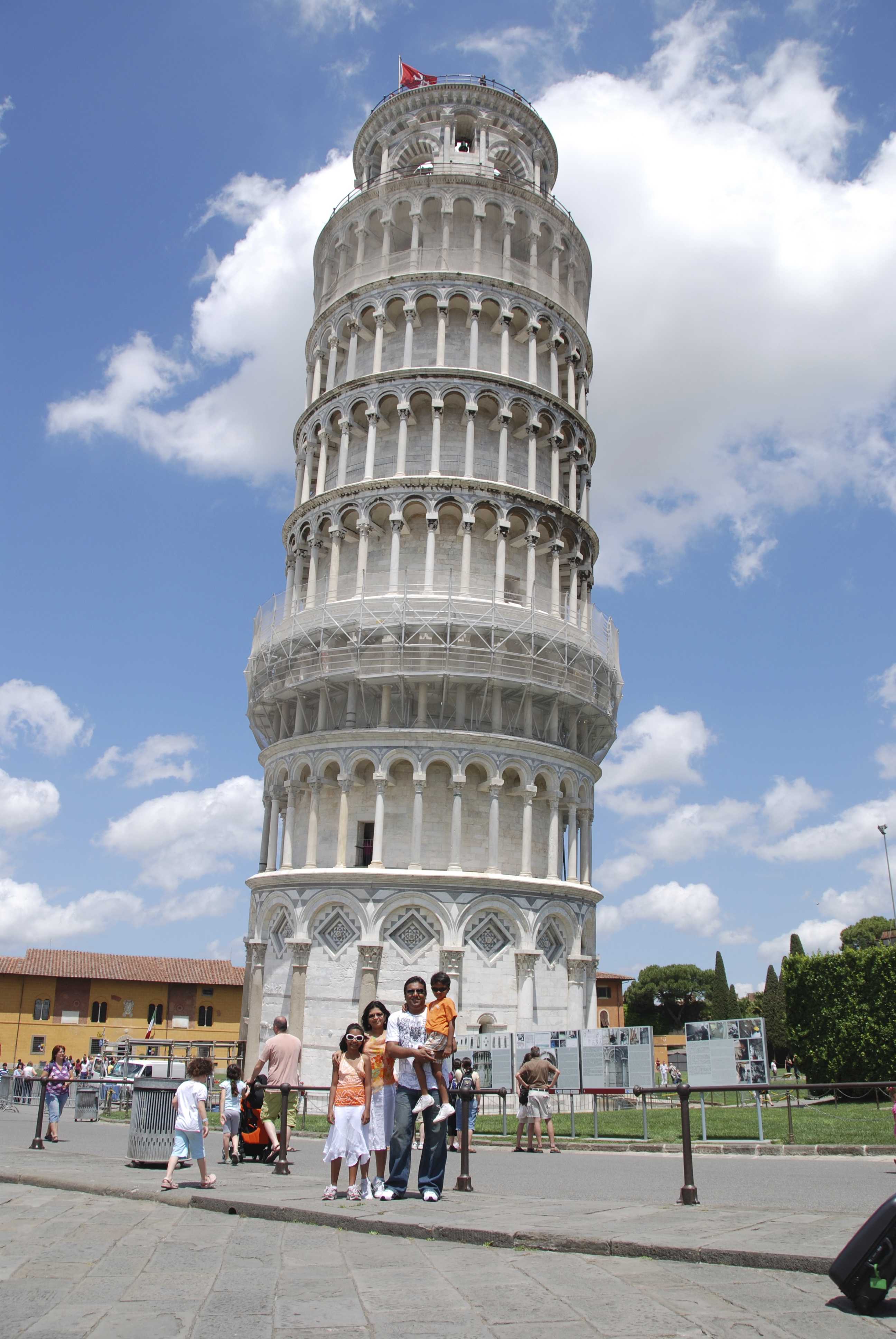 Leaning tower of Pisa - Day trip to Pisa from Florence #OutsideSuburbia