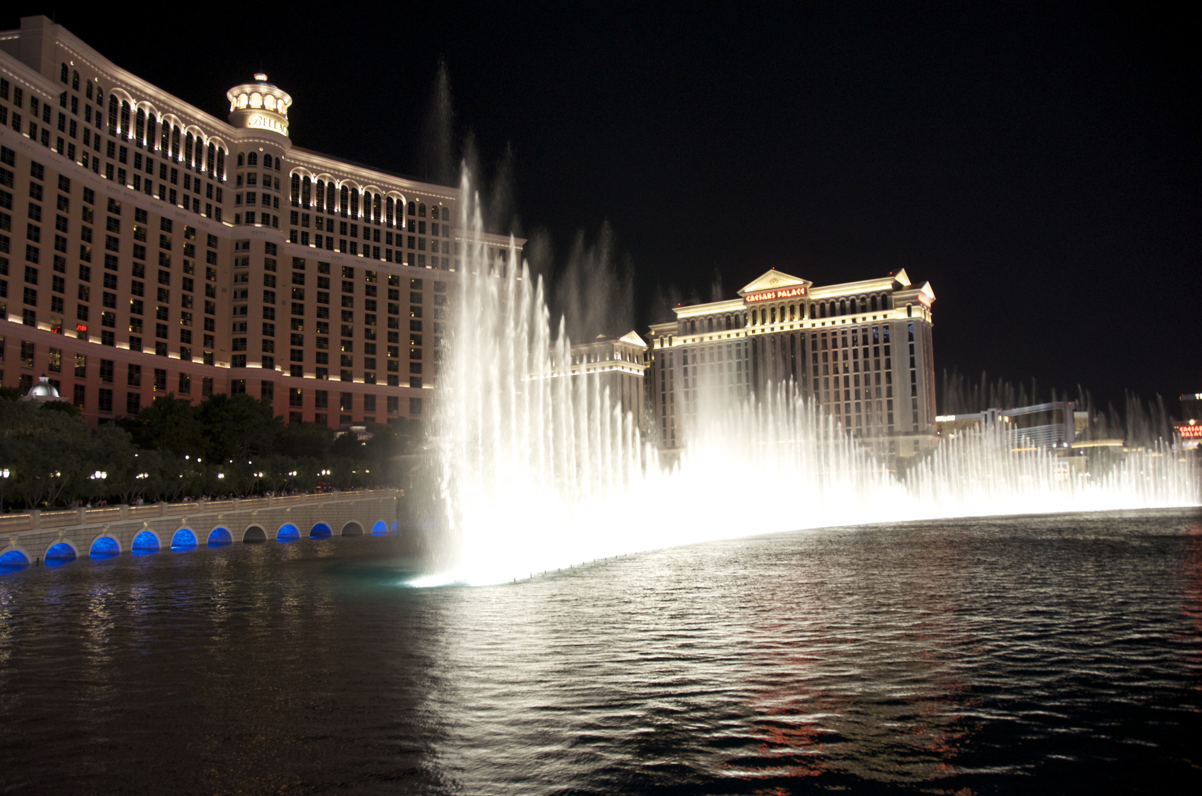 Bellagio fountains at night, Las Vegas with kids  | Outside Suburbia