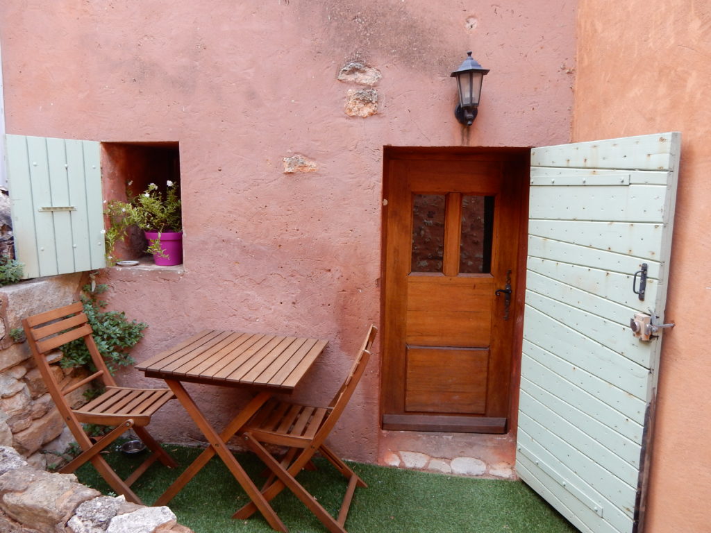 Roussillon : The ochre-red village of Provence