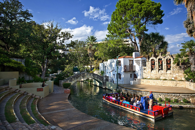 san-antonio-riverwalk-boat