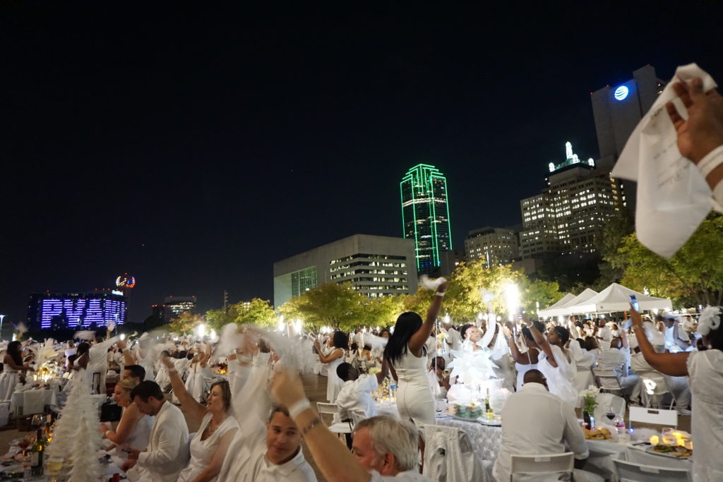 Diner en Blanc Dallas - Photo by Outside Suburbia