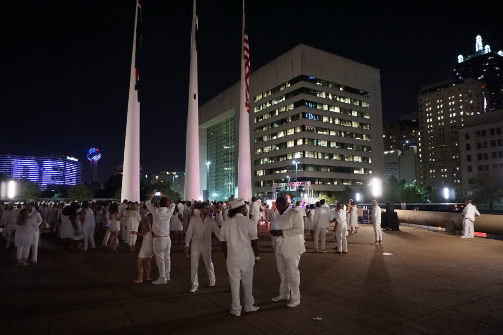 Diner en Blanc Dallas - Photo by Outside Suburbia