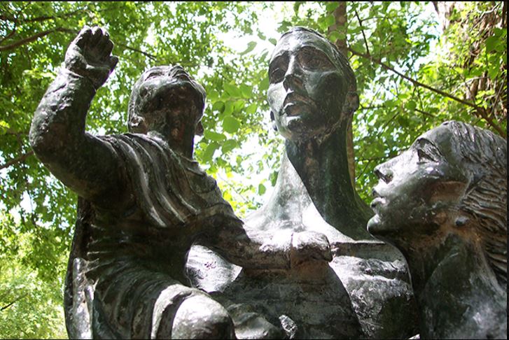 Family, Umlauf sculpture garden in Austin